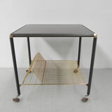 Table basse vintage sur roulettes avec porte-bagages