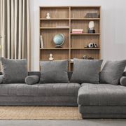 Canapé d’angle gris, design scandinave