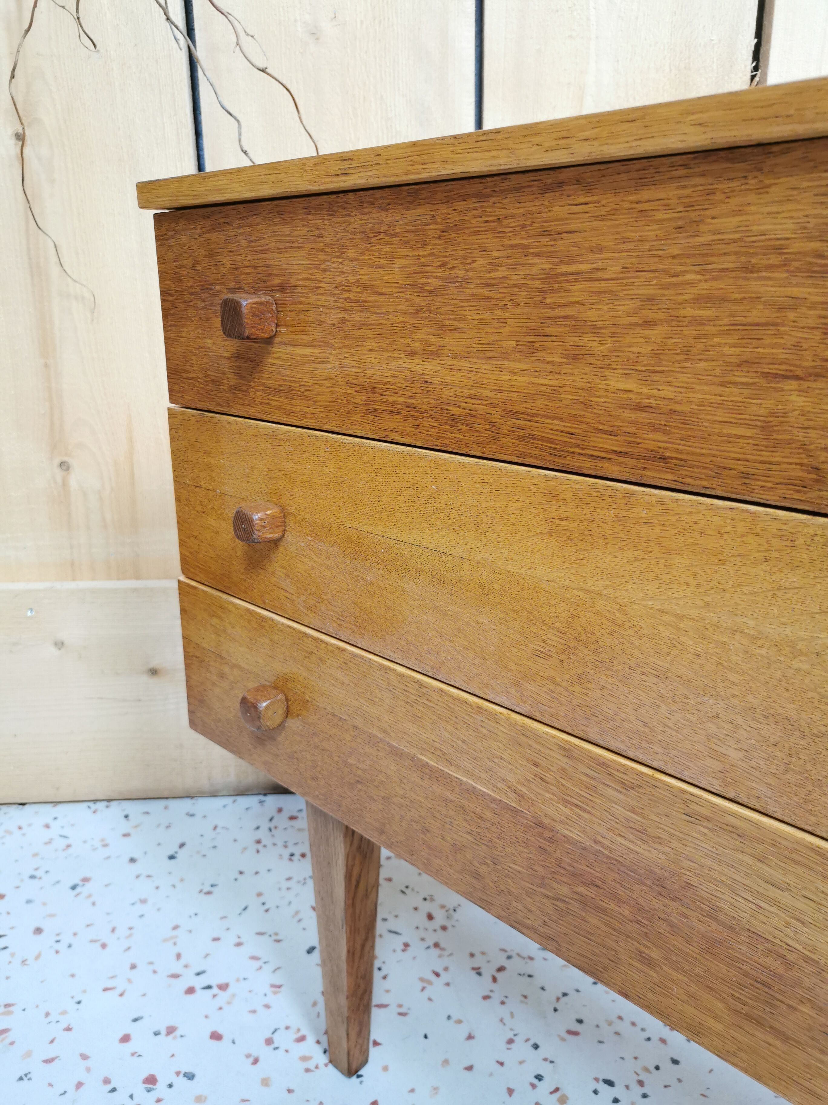 Oak chest of drawers