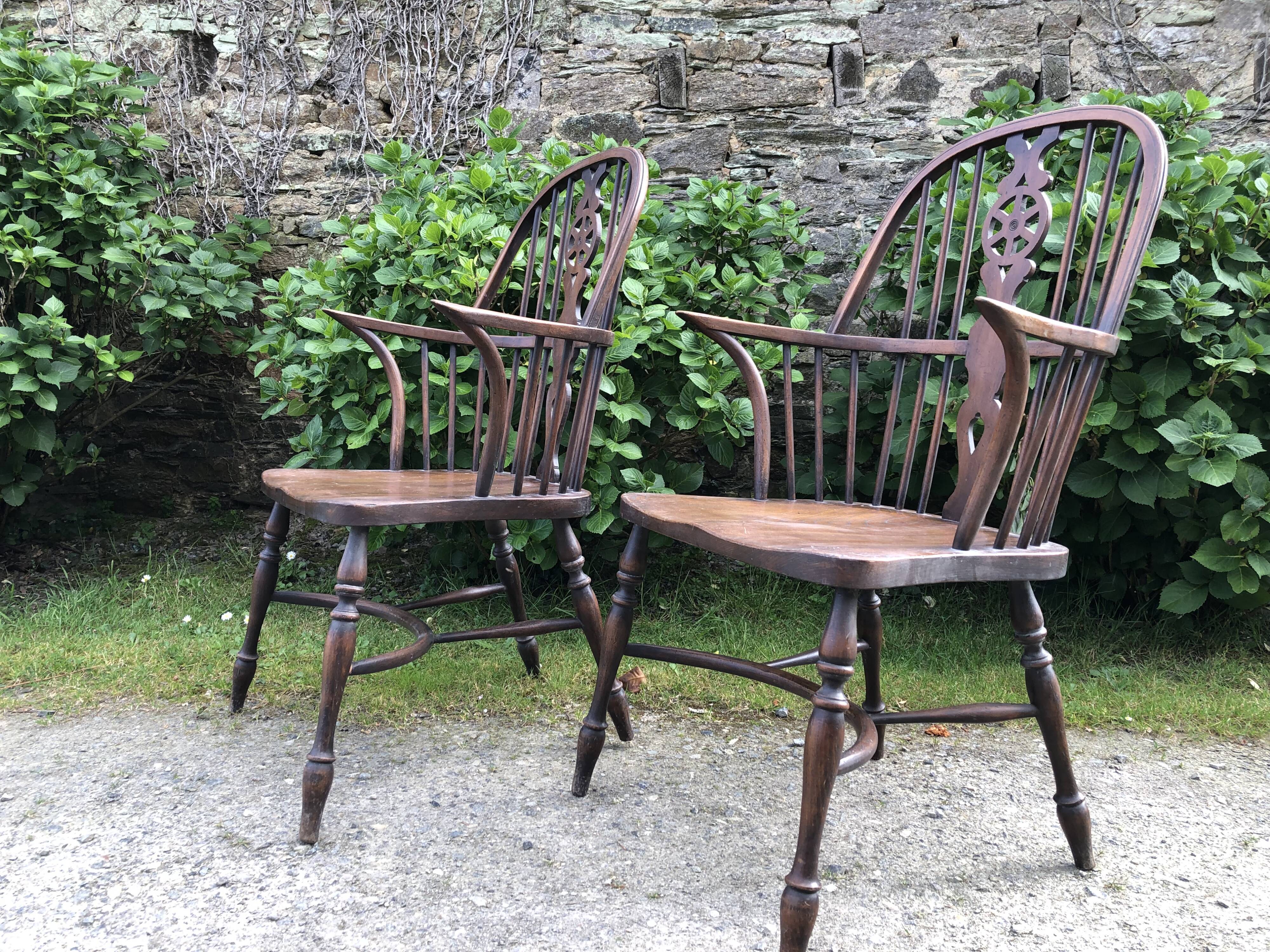 A pair of Windsor chairs in solid elm from the 1950s.