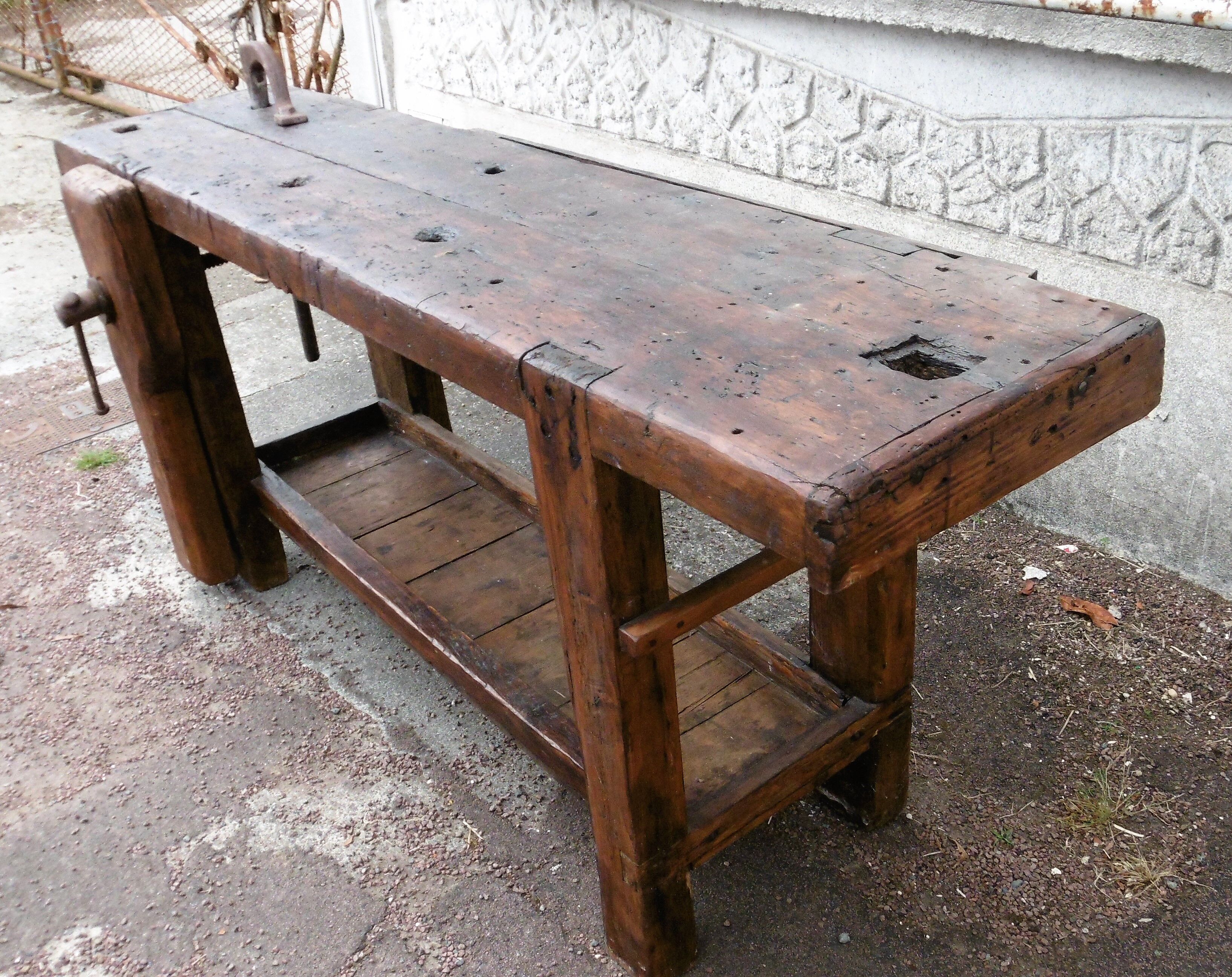 Workbench in raw wood with the press