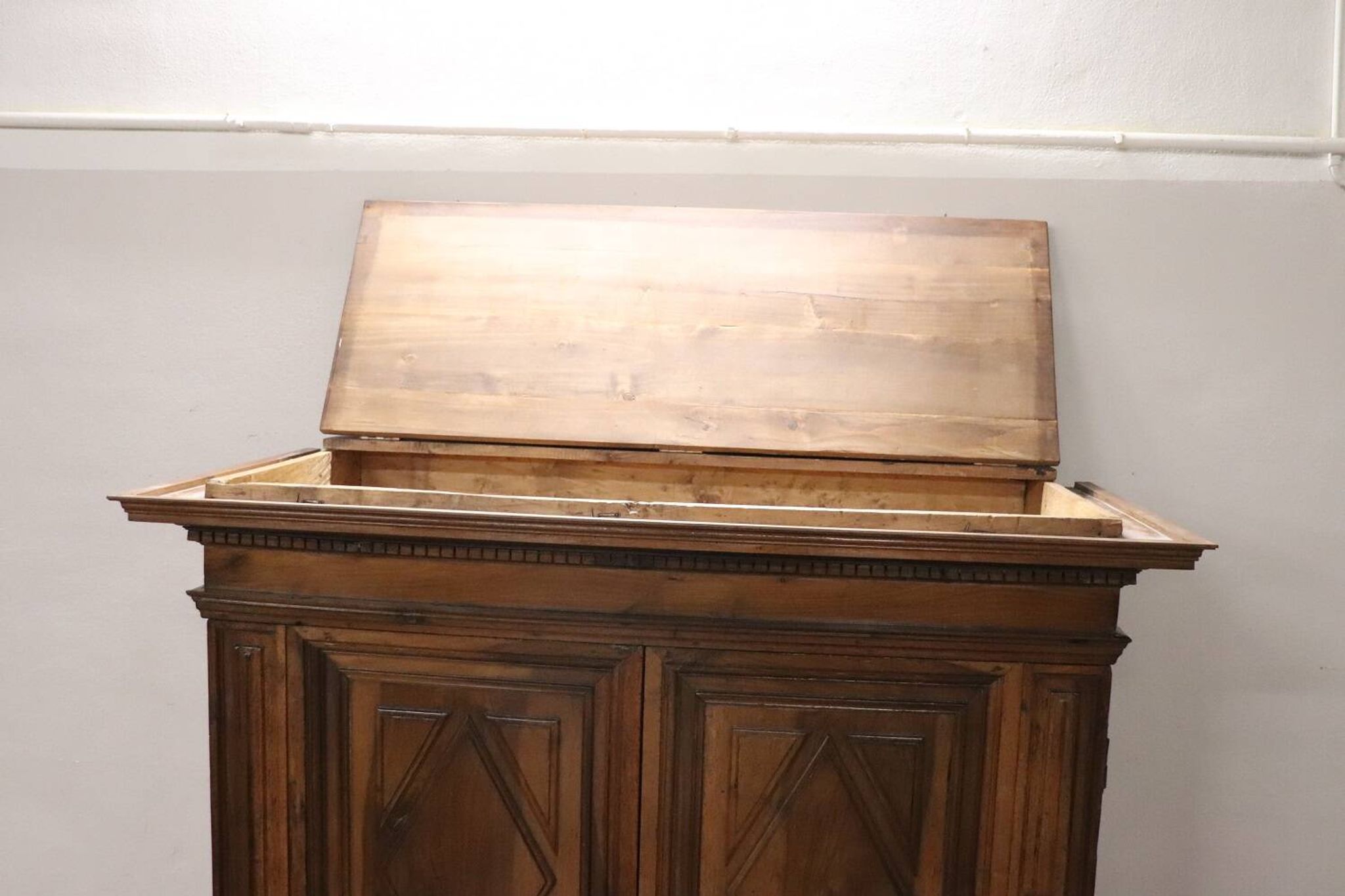 Armoire à Secret Du 17ème Siècle En Noyer
