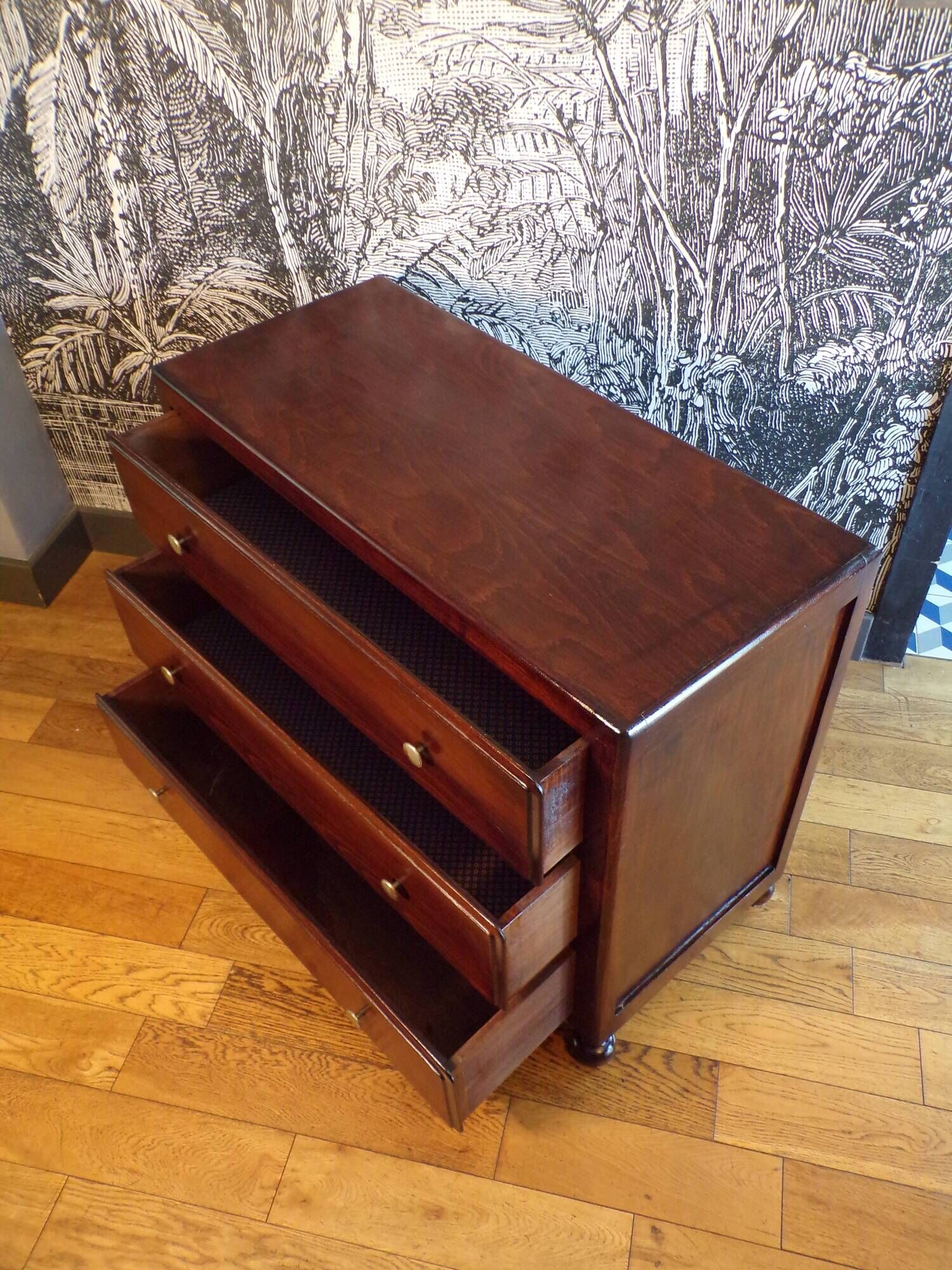 Vintage 3-drawer chest of drawers in dark wood