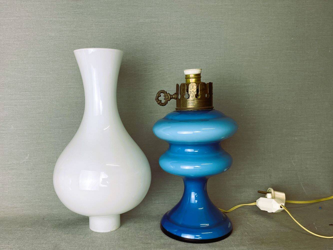 Lampe en verre opalin bleu style lampes à huile