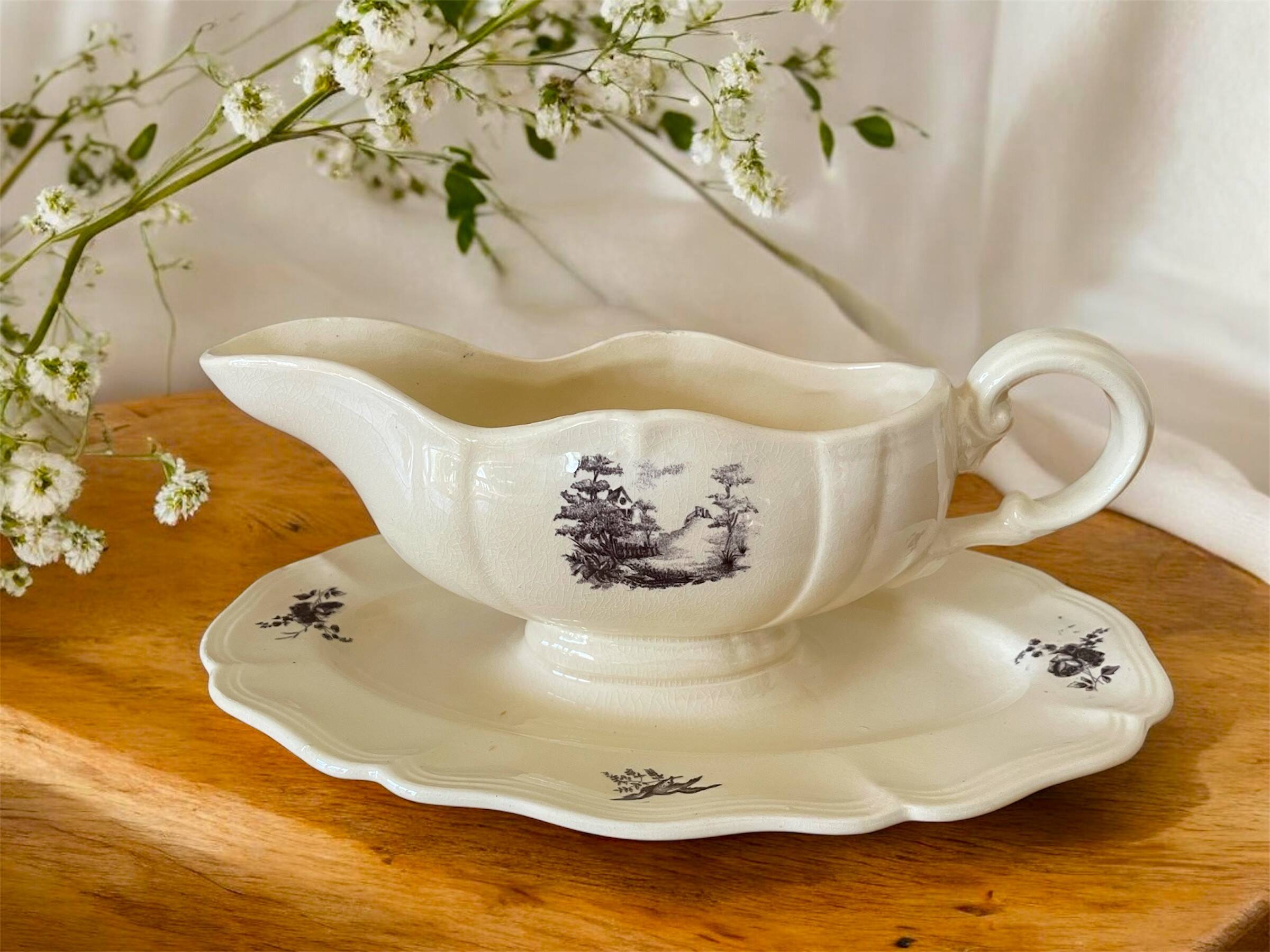 Antique sauce boat in Sarreguemines earthenware.