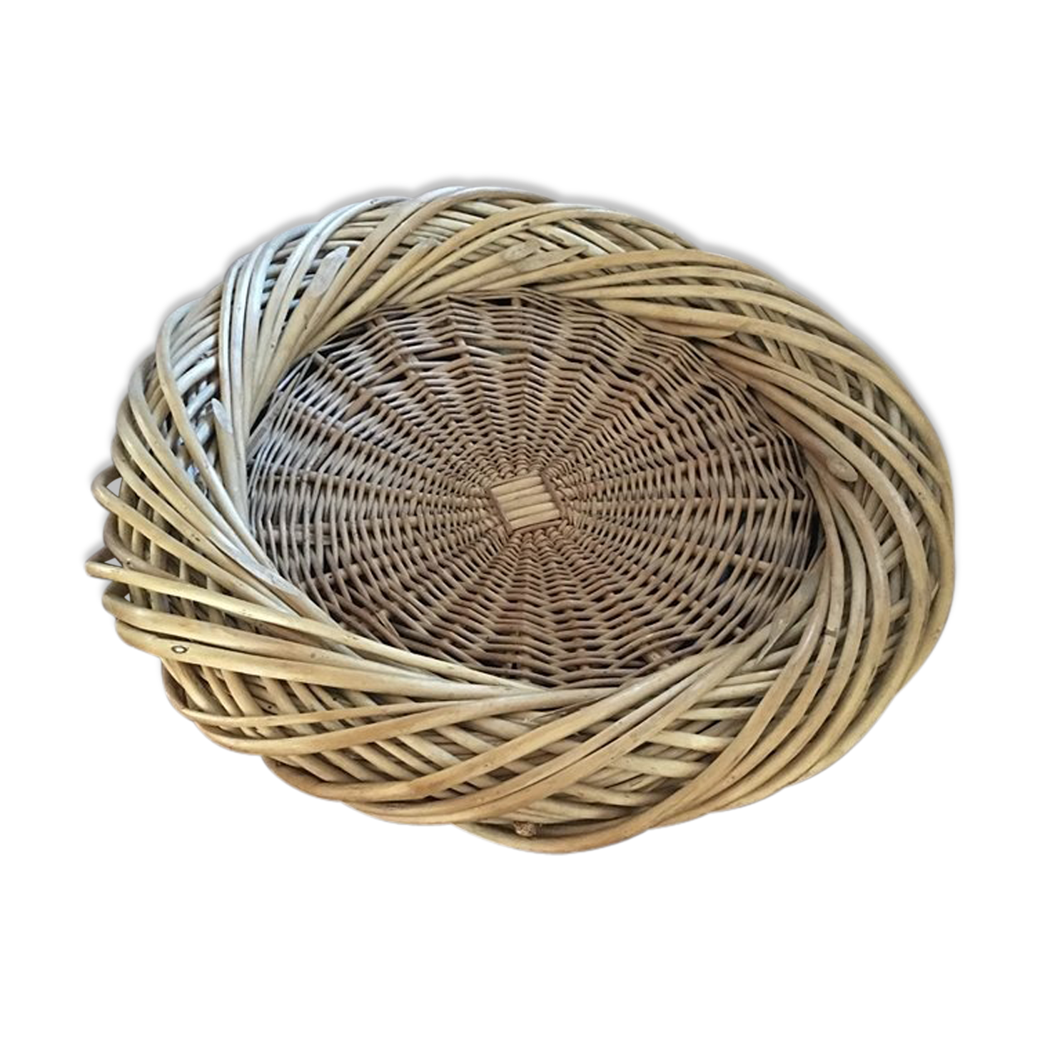 Round basket or braided wicker tray