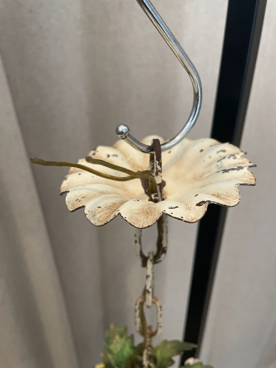 Lustre cage métal doré et porcelaine 1950