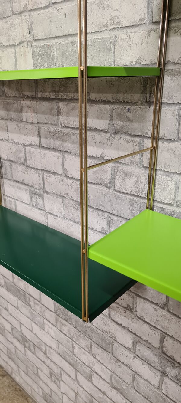 Etagere string style tomado 1960 metal 4 tablettes 3 montants. Montant or petites traces d oxidation