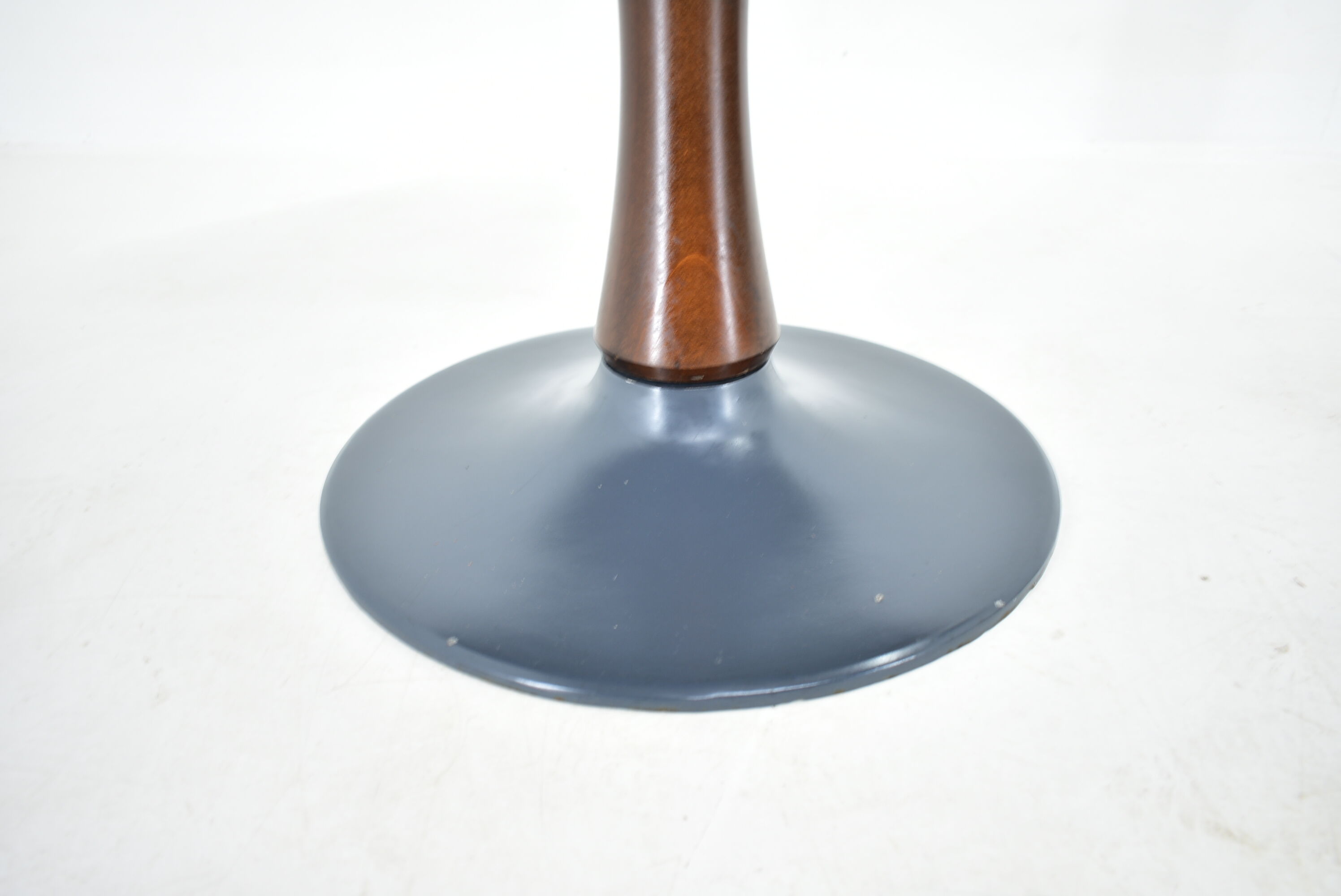 Designed mahogany round dining table, 1969