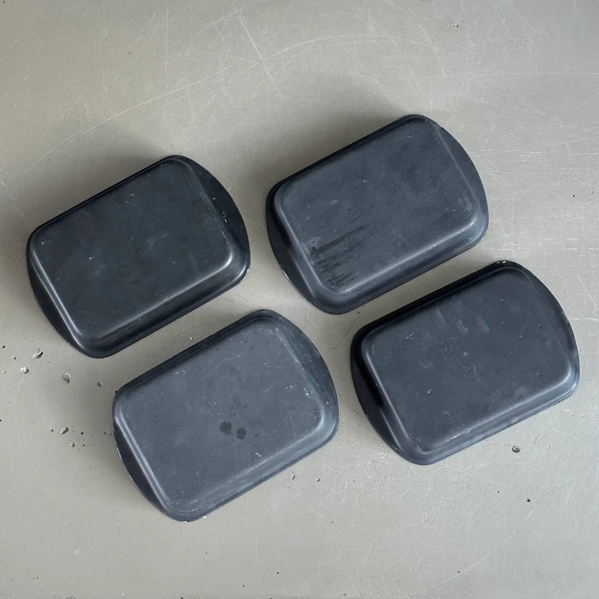 Set of 4 enamelled cast iron dishes/platters.