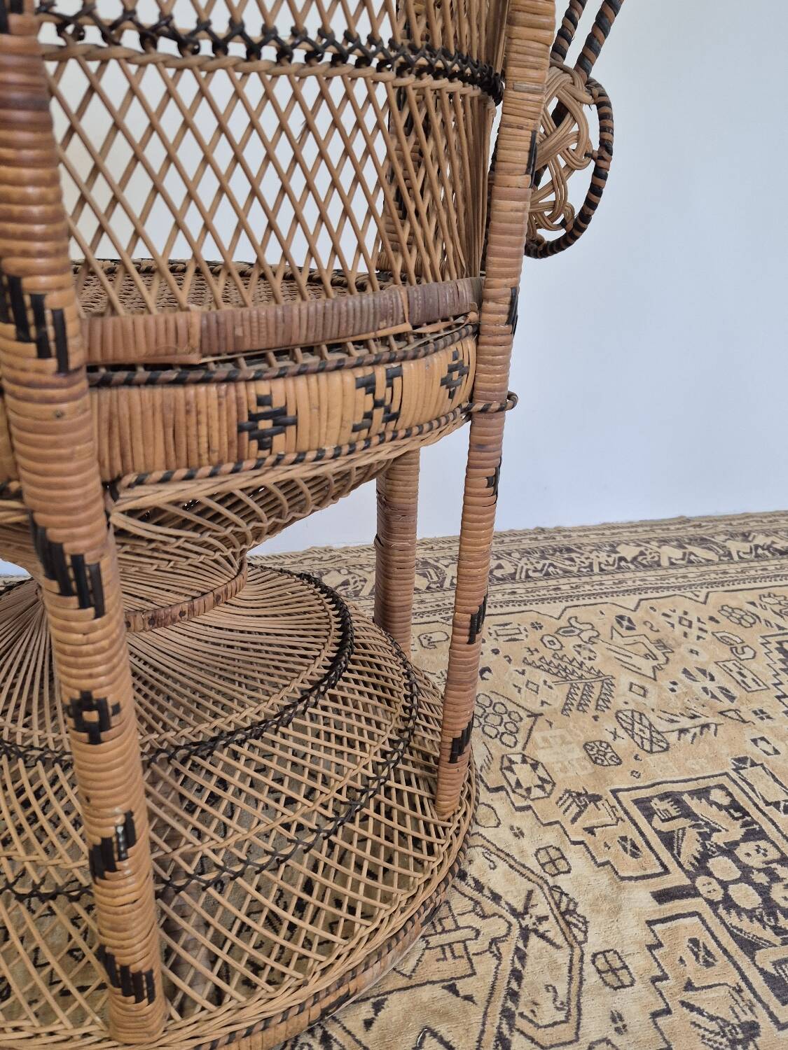 Fauteuil Emmanuelle "Peacock" vintage en rotin