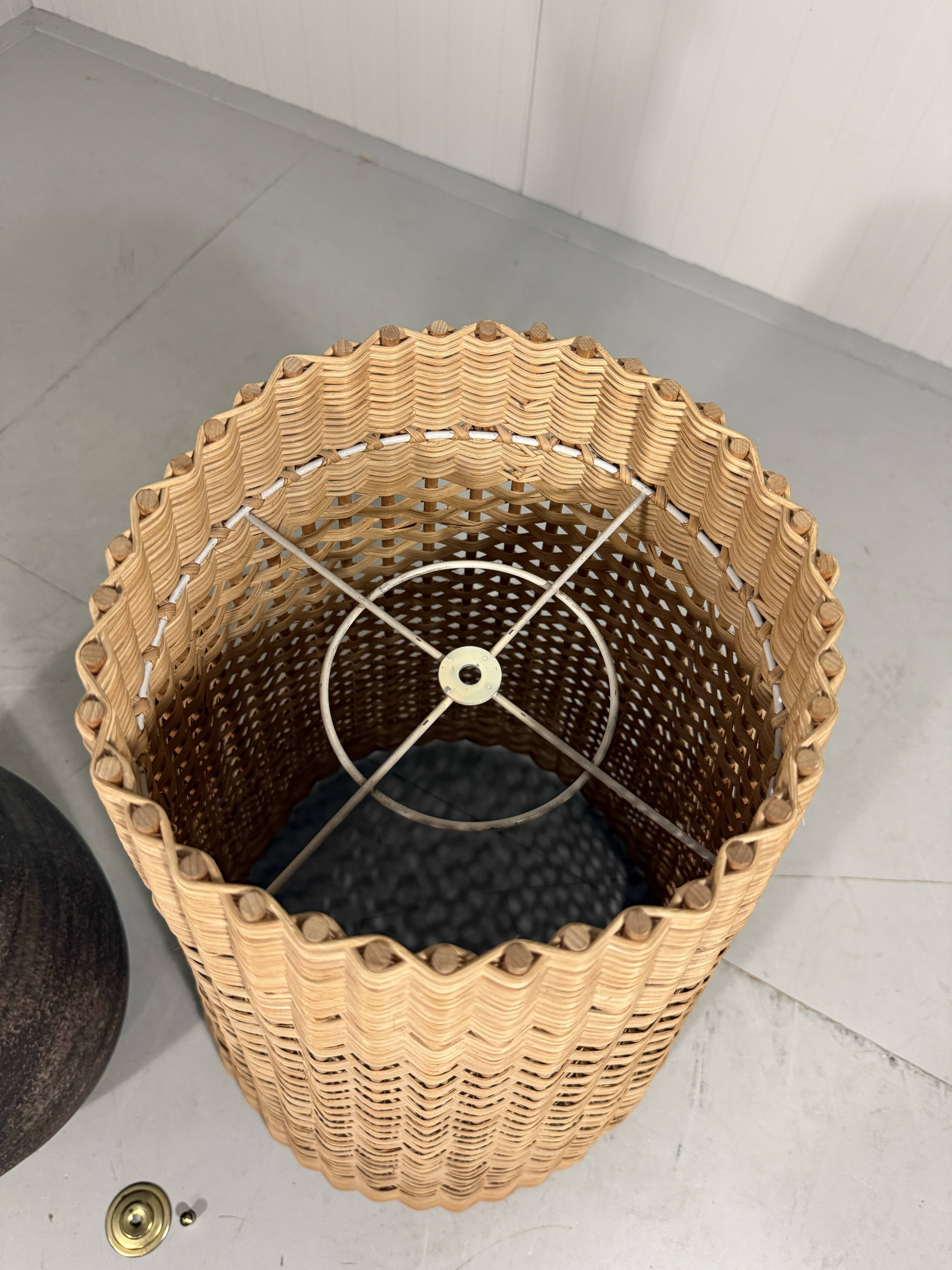 Grand lampadaire amphore en poterie avec abat-jour en rotin des années 1960