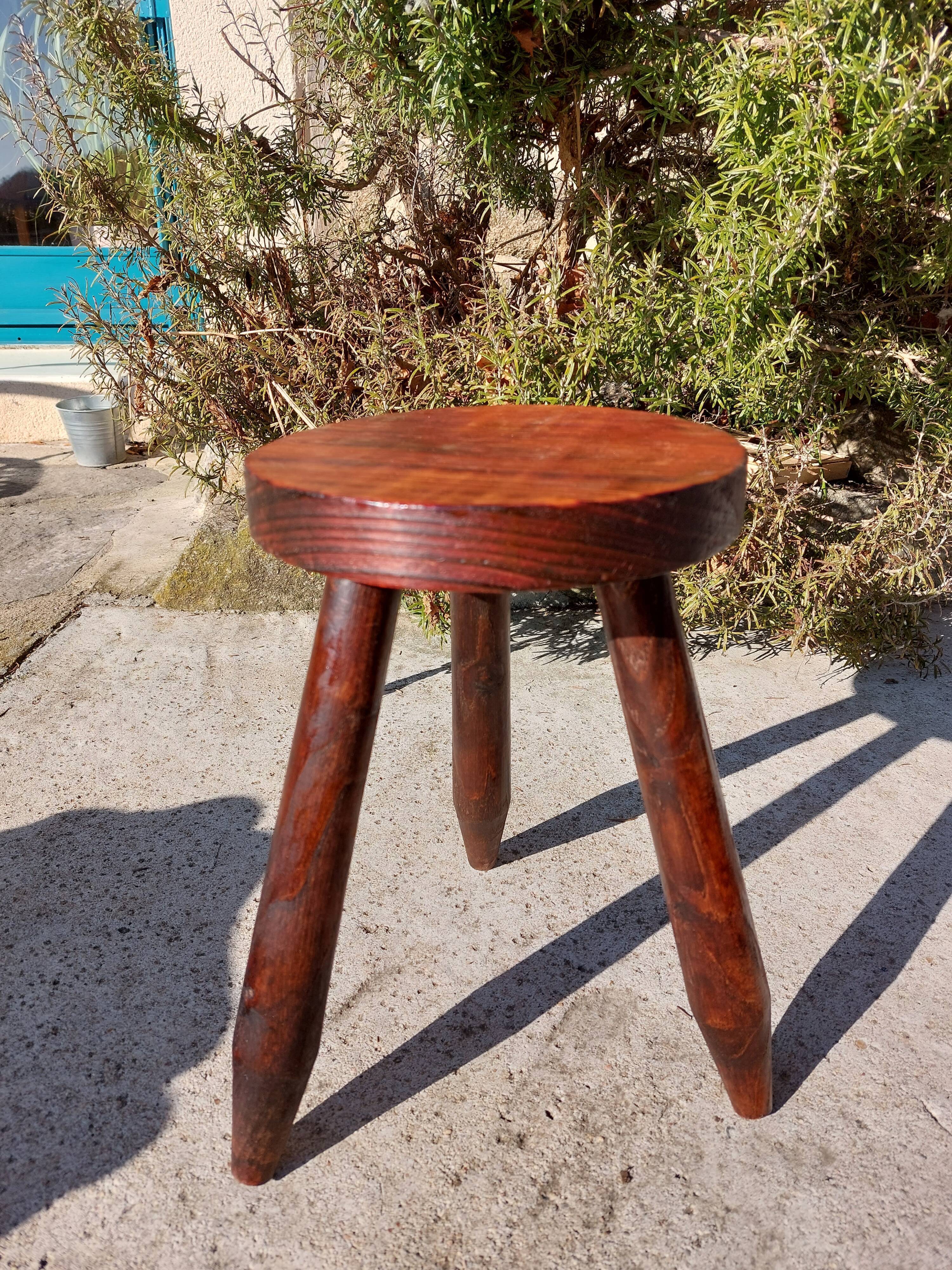 Round tripod stool