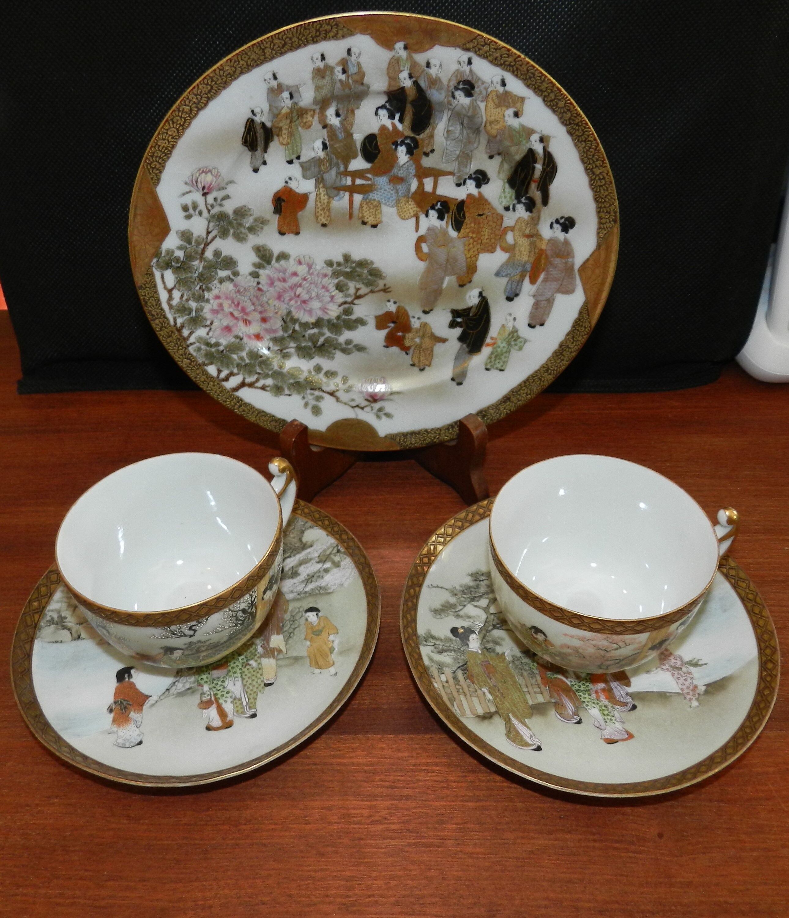 Set of 3 pieces head to head in fine Chinese porcelain with decoration scenes of Palace