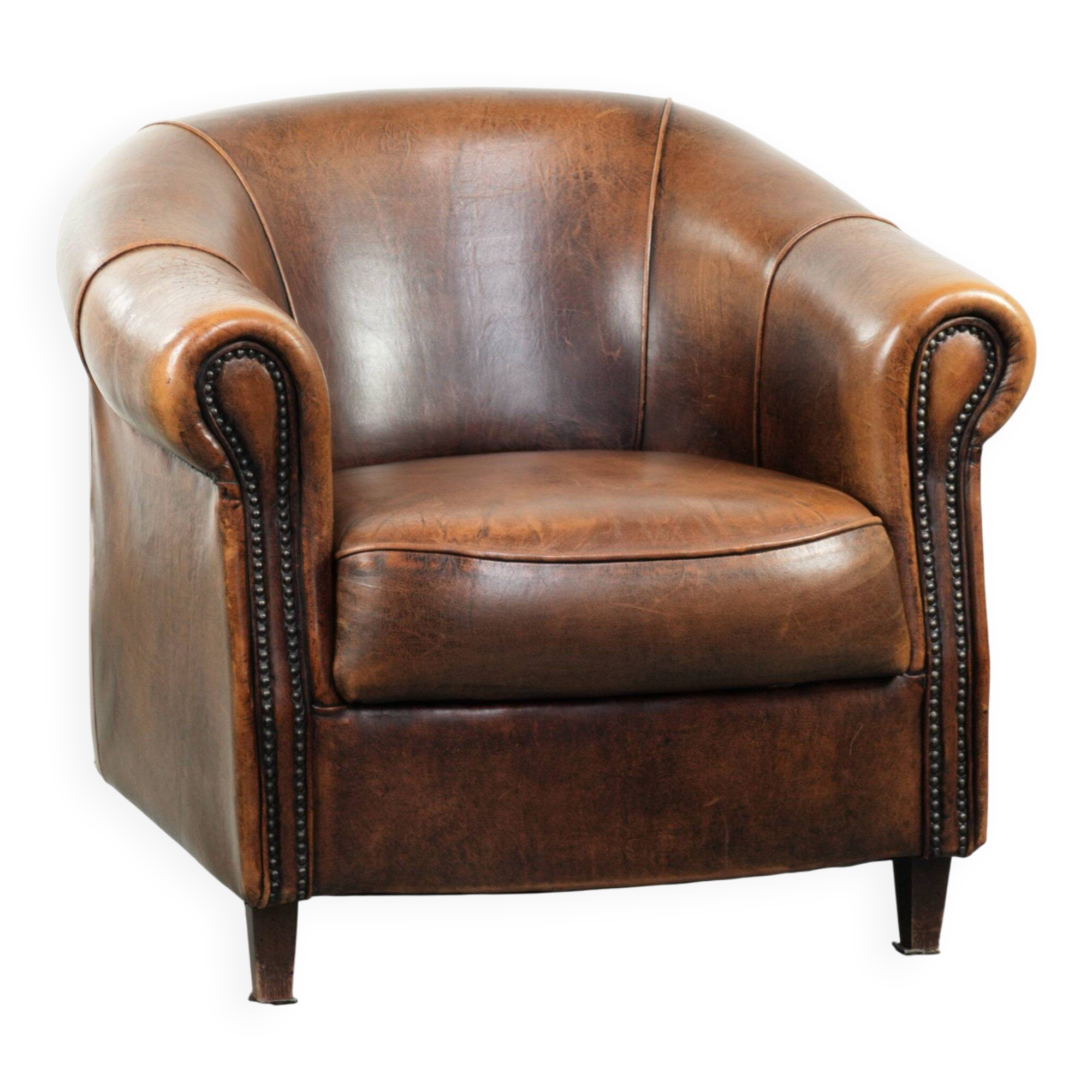 Fauteuil club en cuir de peau de mouton avec un coussin de siège fixe.