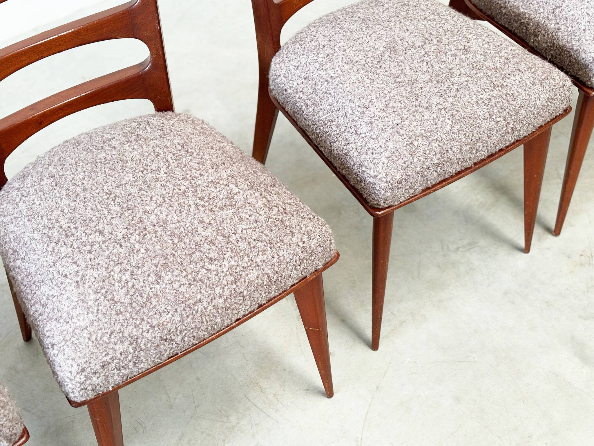 Ensemble de six chaises de salle à manger par Gaston Poisson