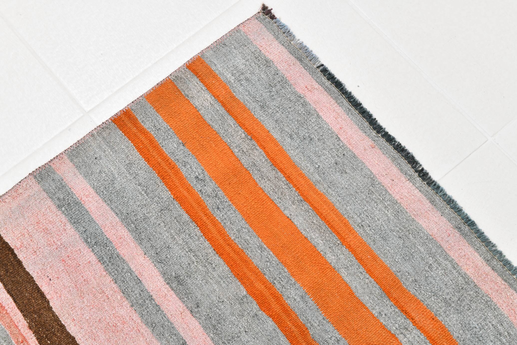 Tapis Kilim bohème rouge pâle et vert, 193 x 222 cm