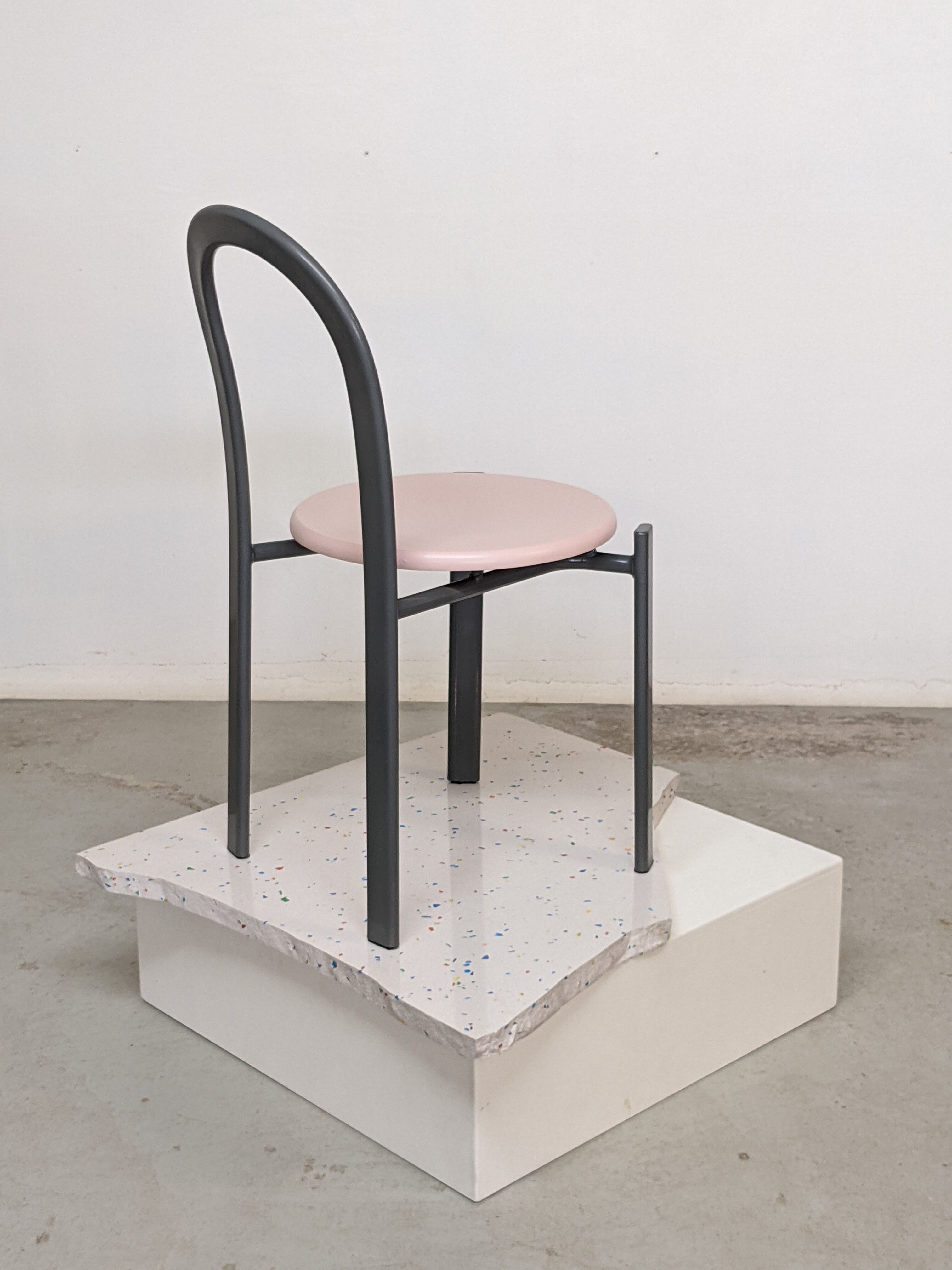 Suite of 4 80s design chairs published by Samo