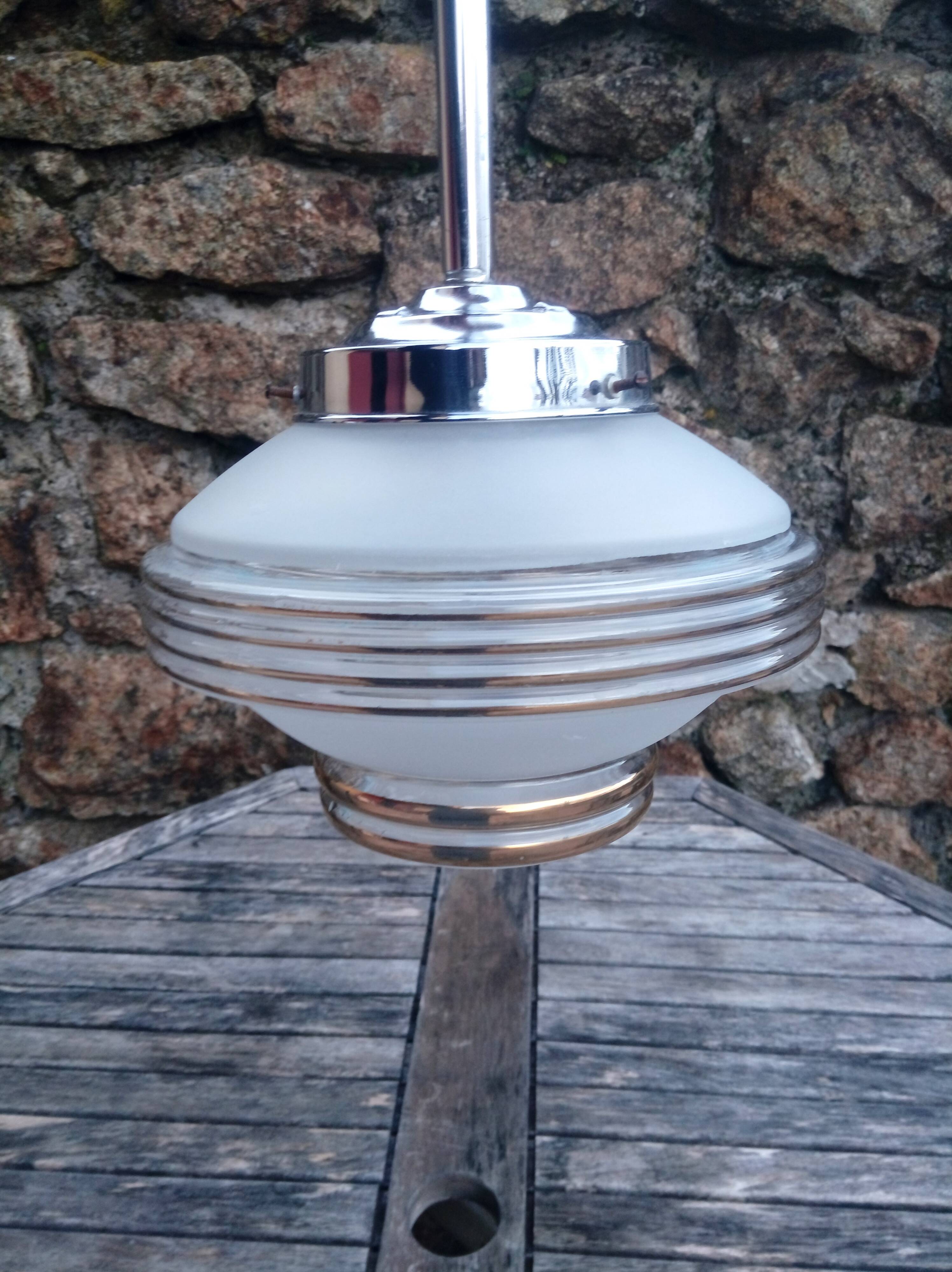 Vintage chandelier - Opaque glass globe and gold - 1950