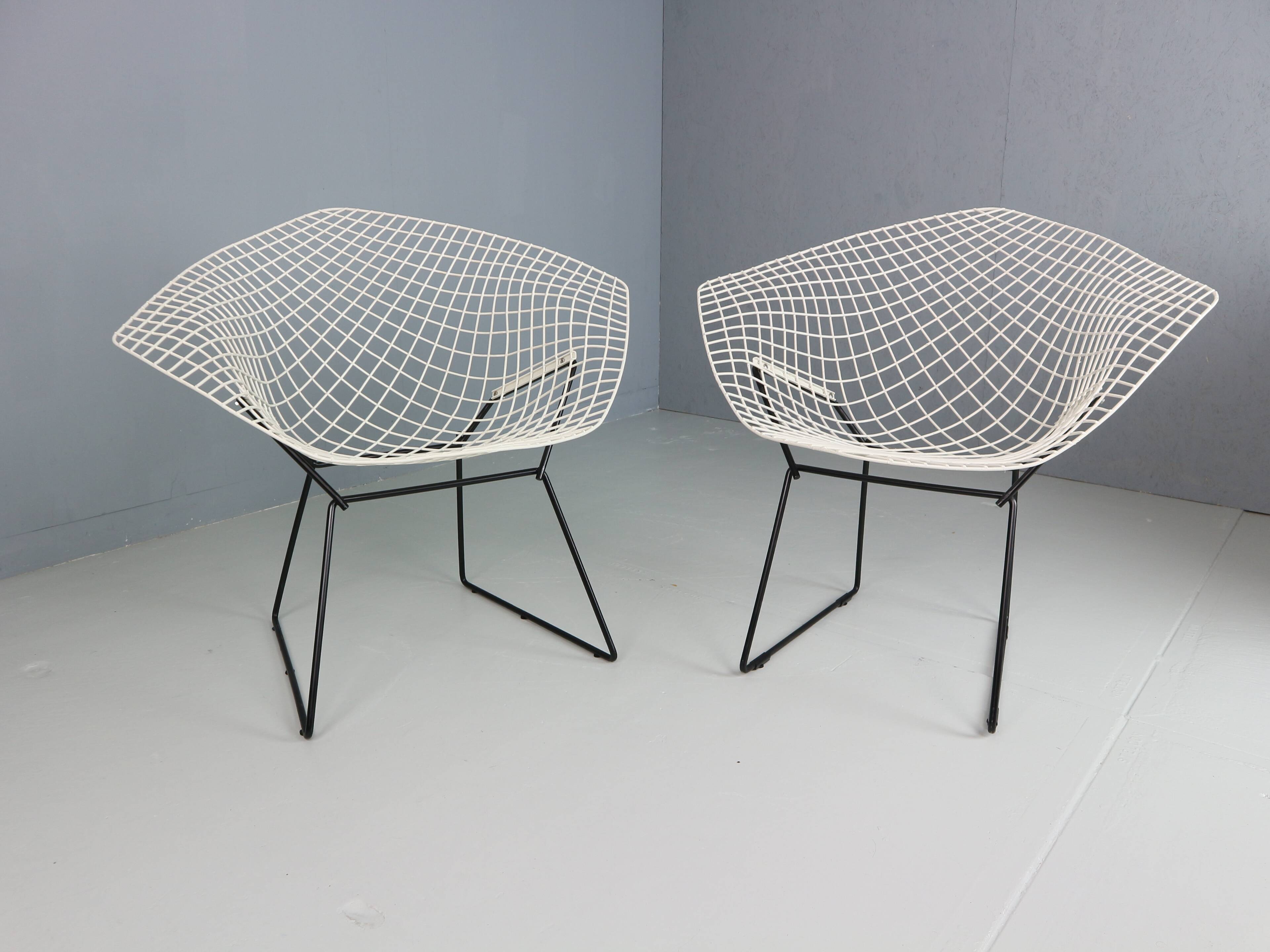 Set of two Diamond chair by Harry Bertoia in white & black metal. 1960s