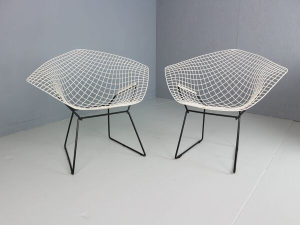 Lot de deux chaises Diamond de Harry Bertoia en métal blanc et noir. Années 60