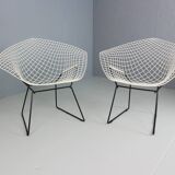 Set of two Diamond chair by Harry Bertoia in white & black metal. 1960s