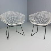 Set of two Diamond chair by Harry Bertoia in white & black metal. 1960s
