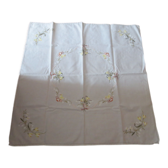 Nappe à thé brodée