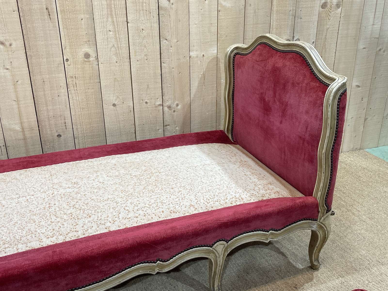 Louis XV style daybed in painted wood and covered with a red velvet