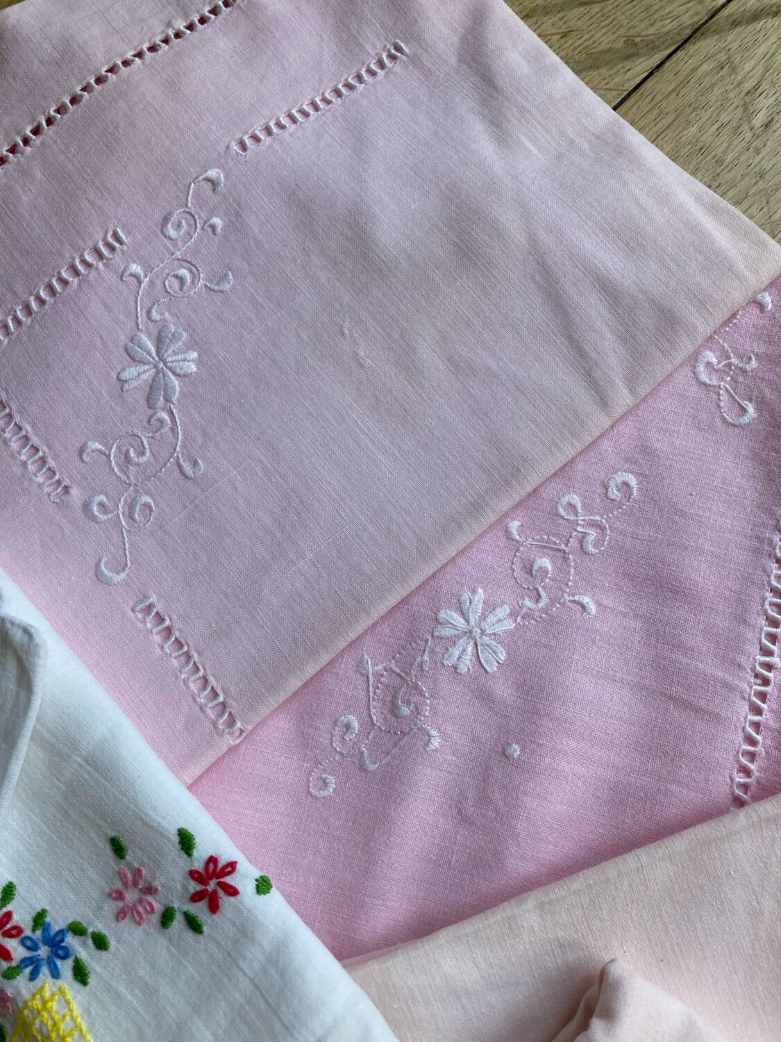 Set of embroidered baby bed sheets