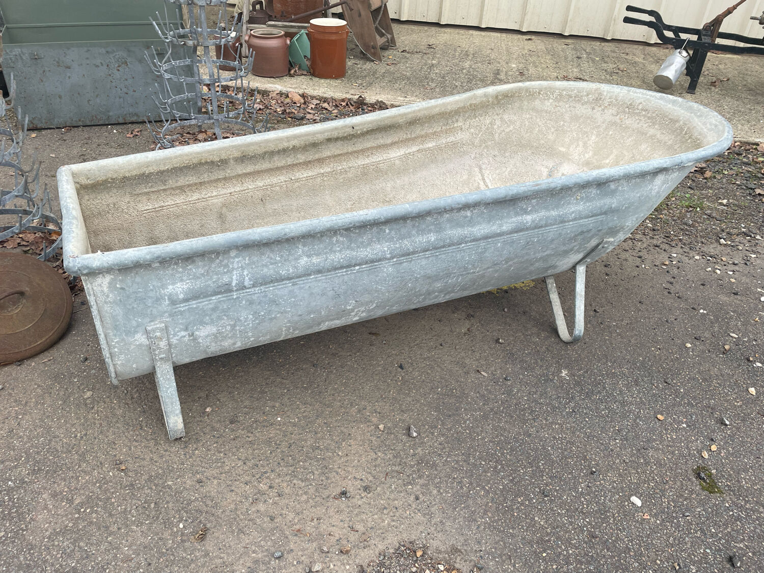 Zinc bathtub