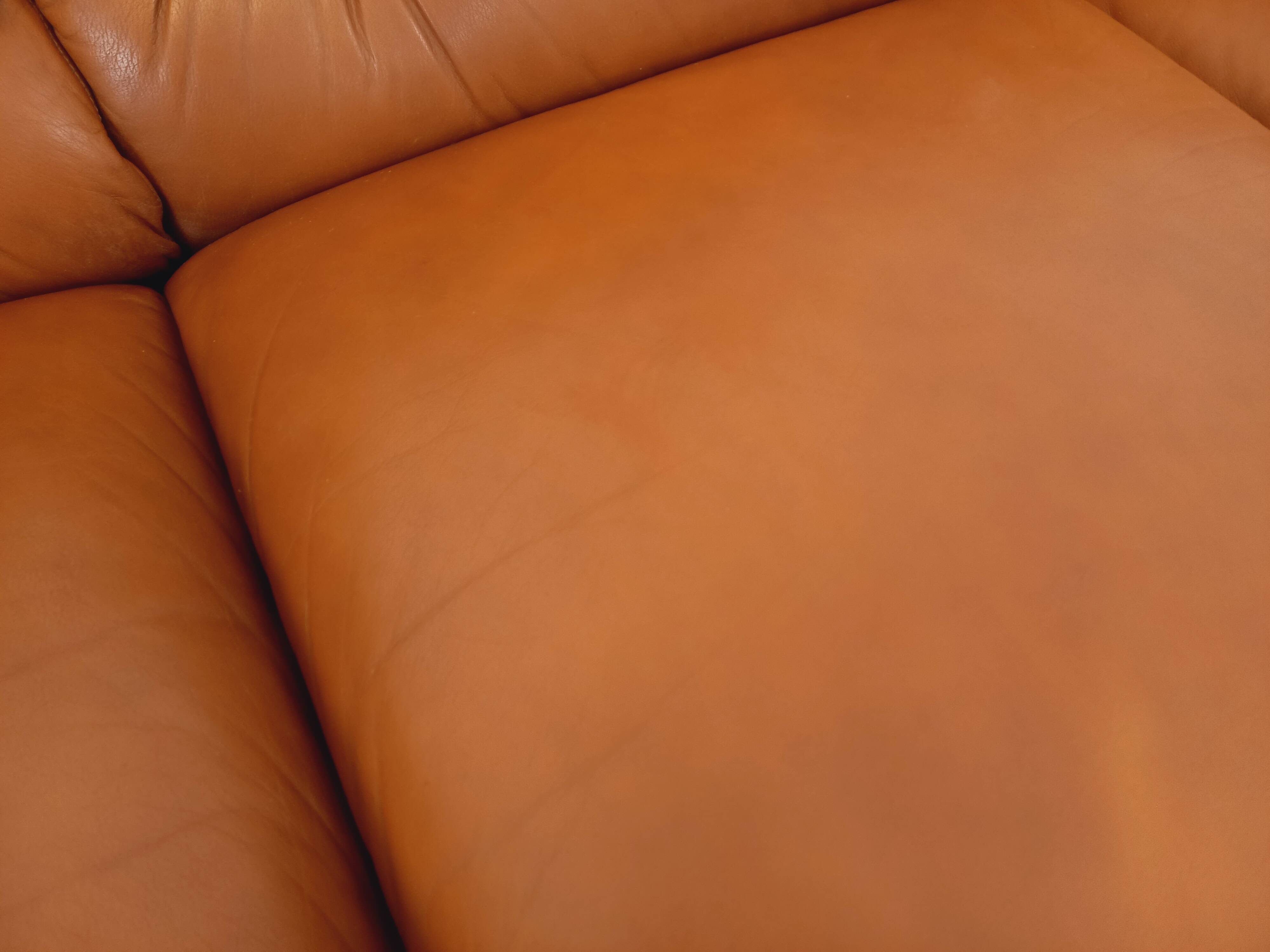 Vintage cognac camel leather canapé from the 1970s.