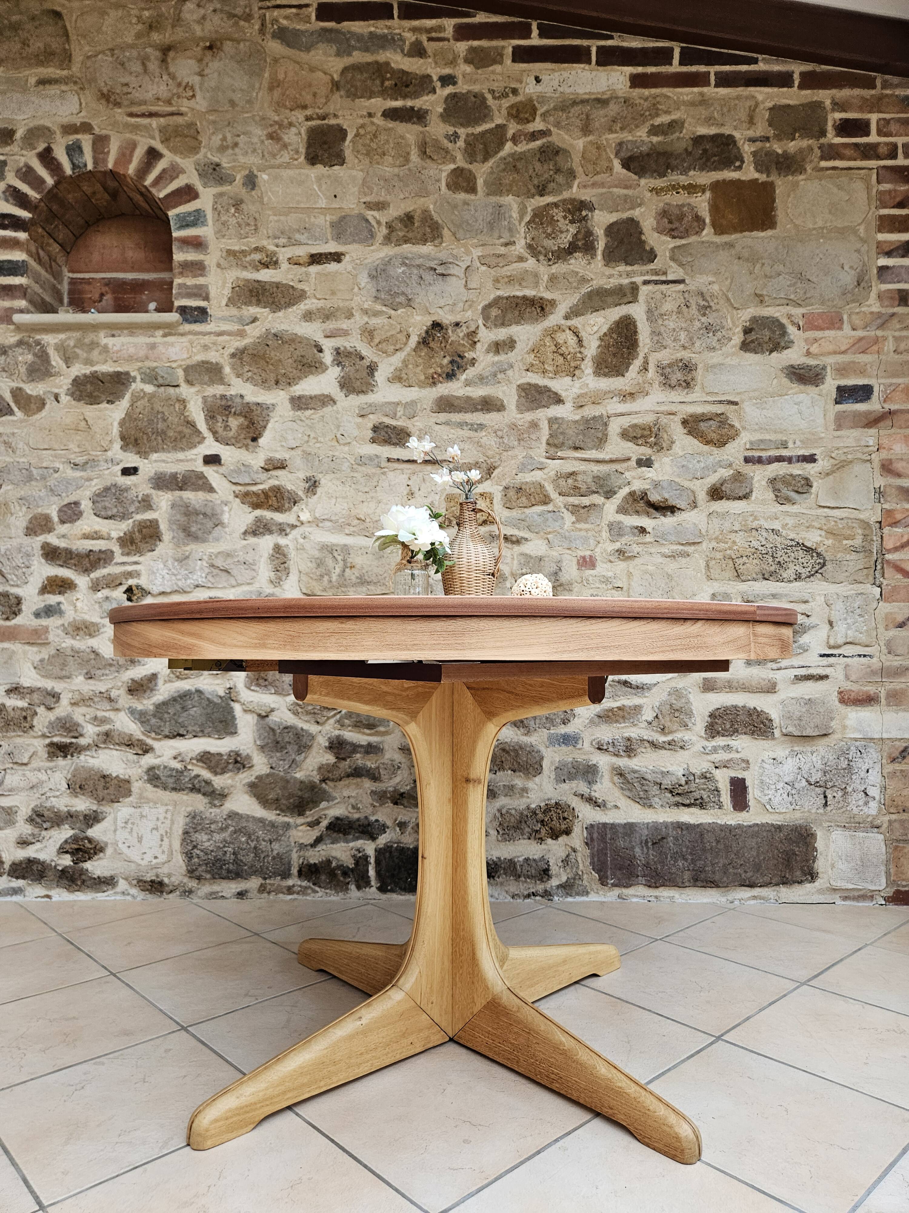 Baumann style round table