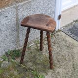 Tripod stool with bumped feet