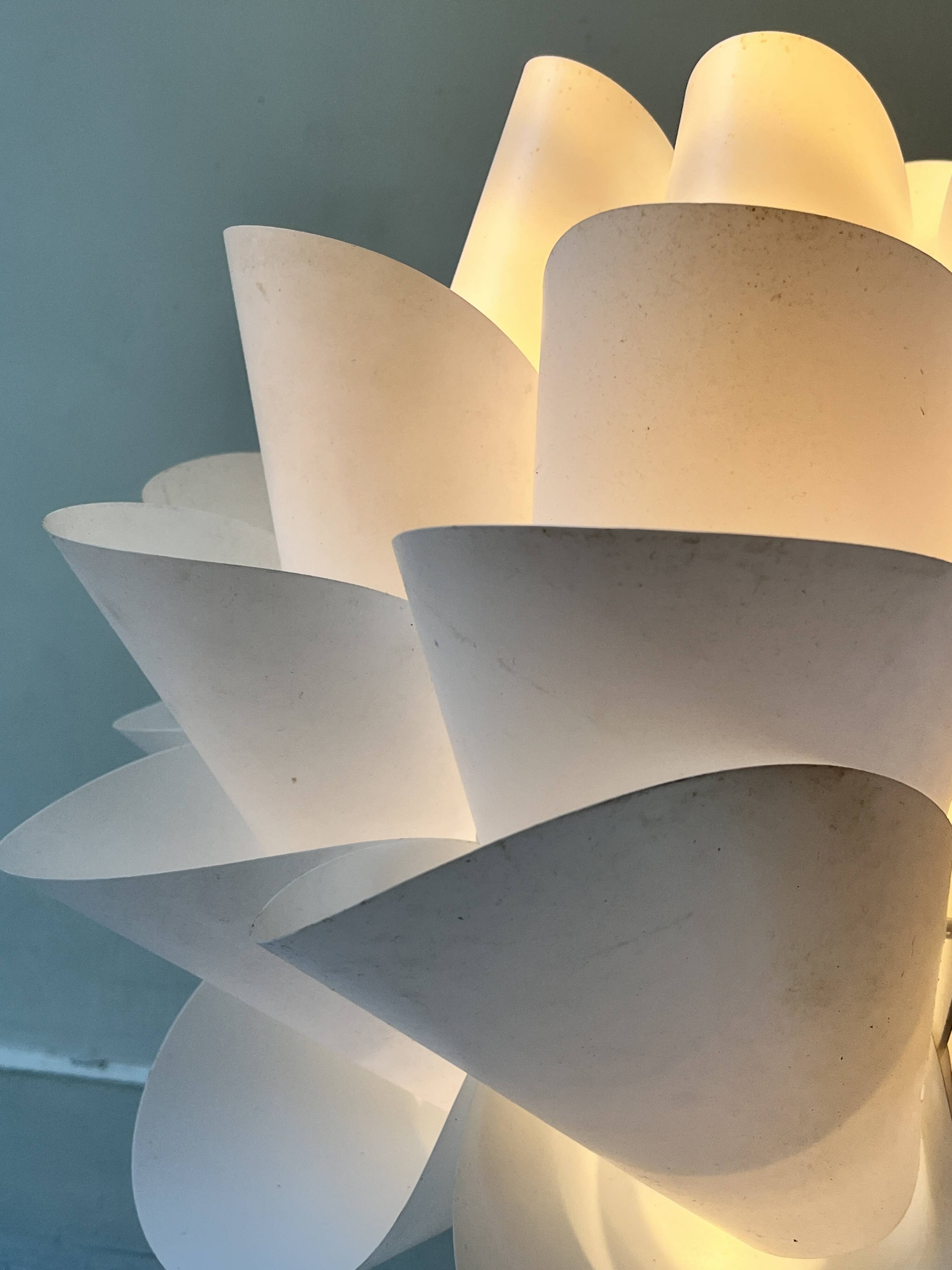 White artichoke tulip design table lamp