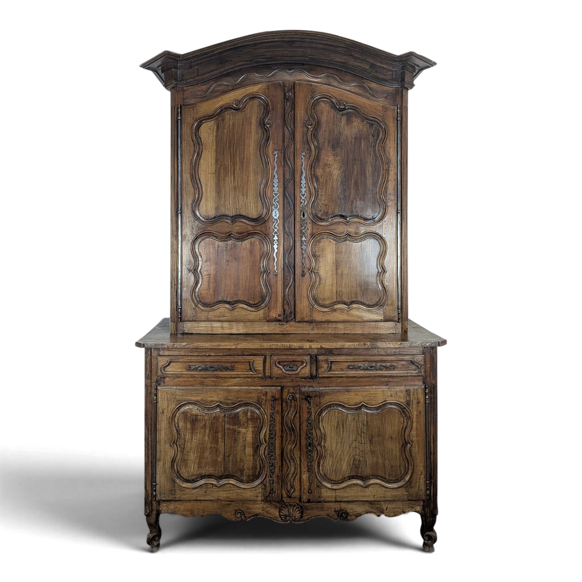 Buffet deux corps Louis XV en chêne à panneaux chantournés