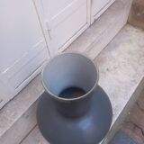 Vase design en verre opaline gris
