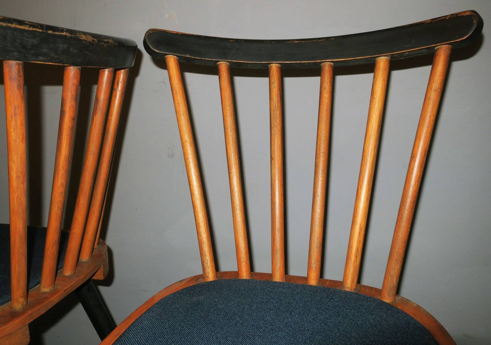 Set of 4 dining chairs with splayed legs and navy blue seat covers, 1960s