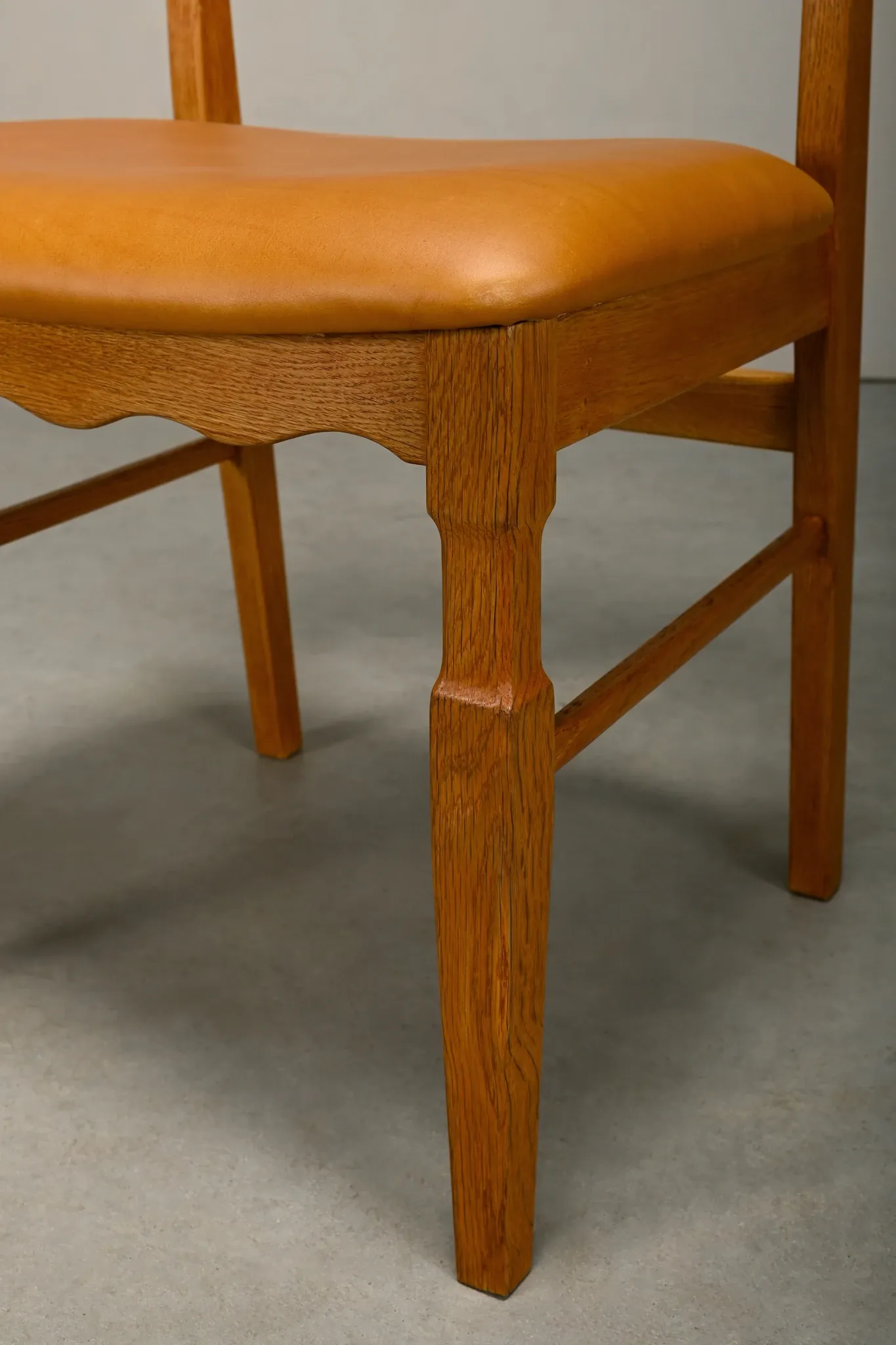 Chaises de salle à manger style Razorblade par Henning Kjærnulf en chêne et cuir, Danemark