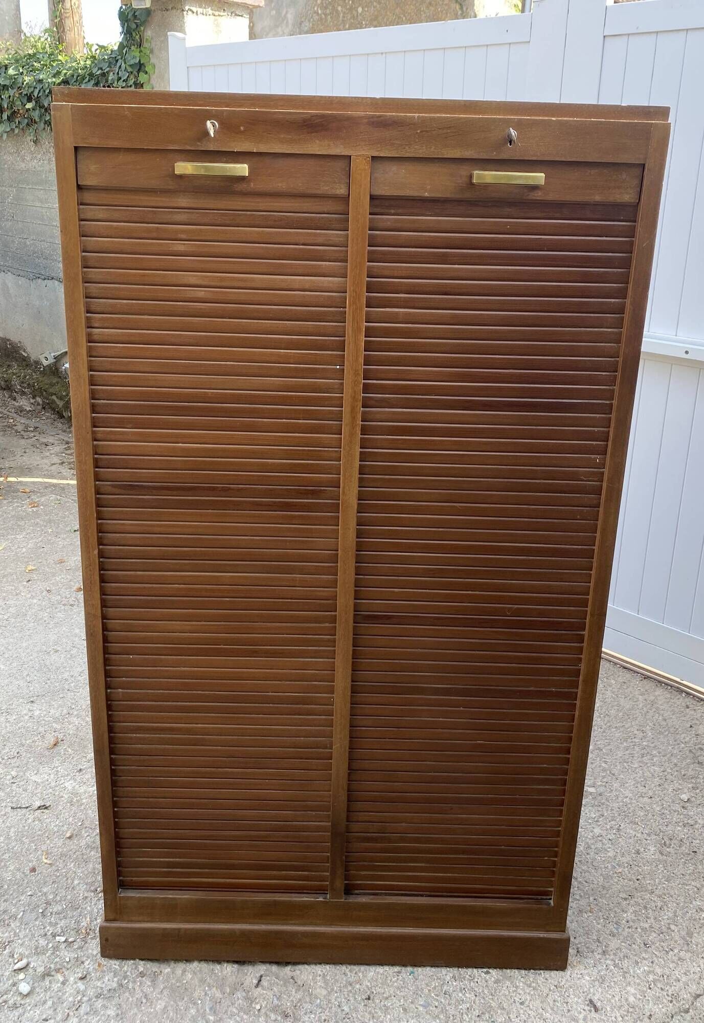 Double-column oak filing cabinet with curtains, 50.