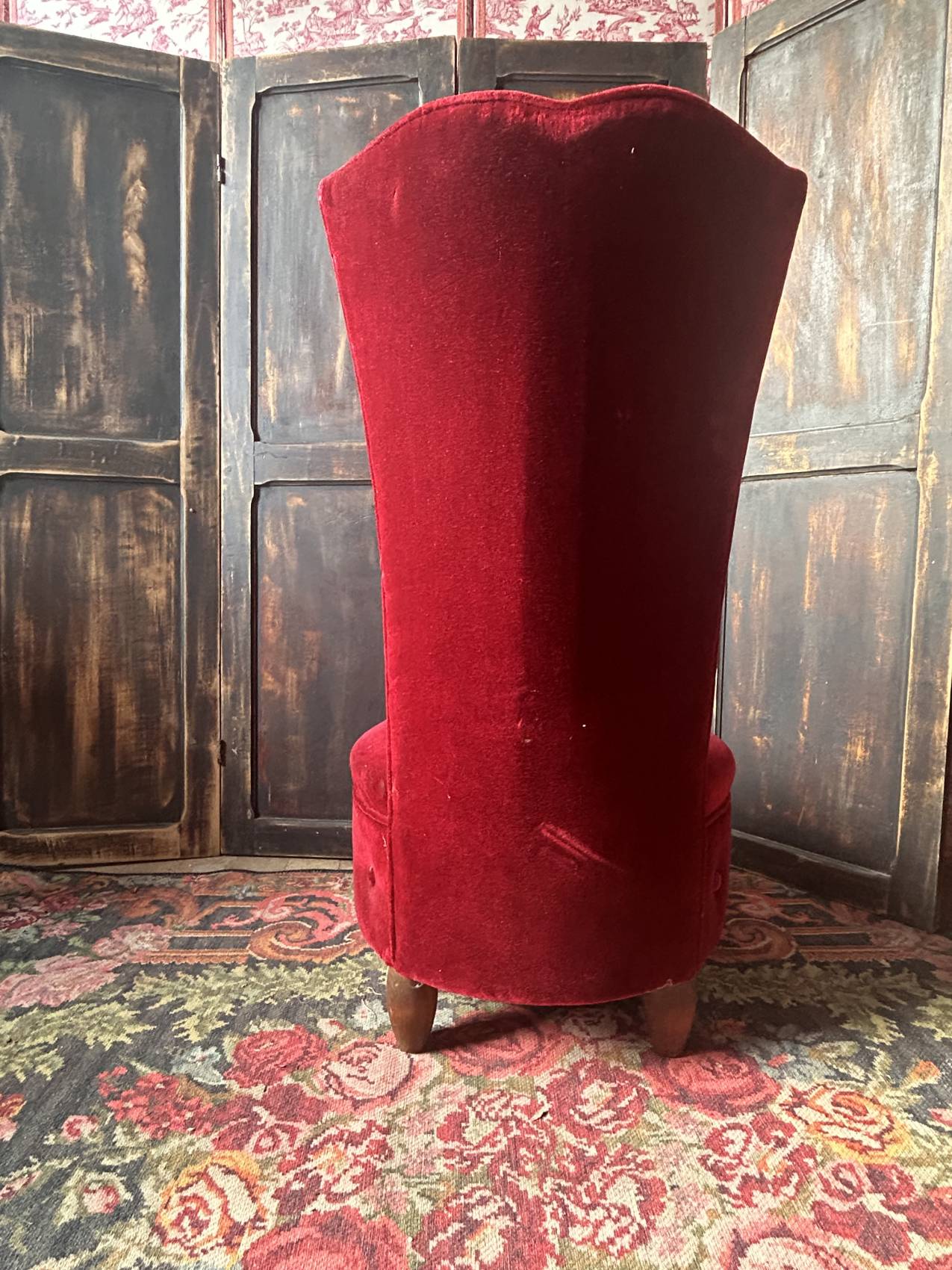 Vintage 1950s armchair in burgundy velvet – vintage elegance and timeless charm.