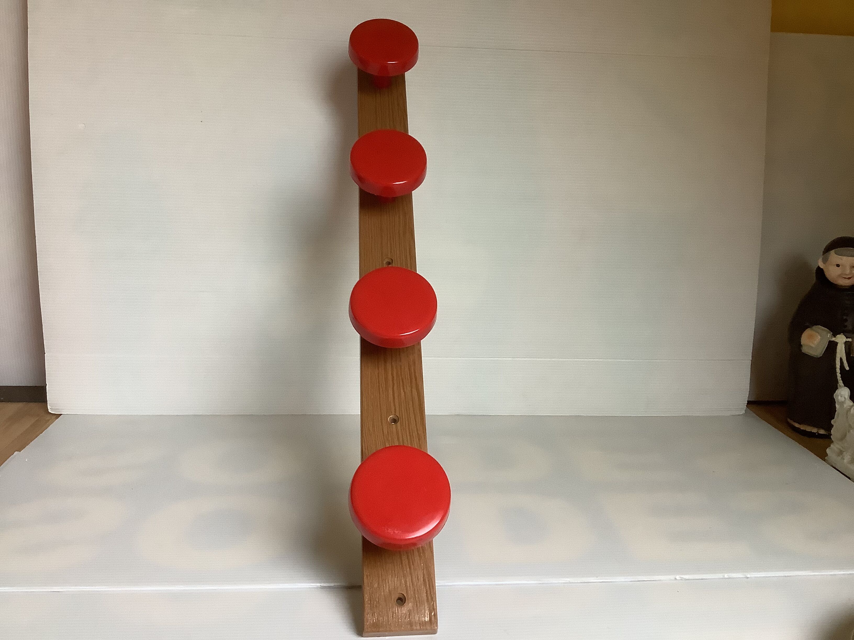 Old coat rack grosfillex red and beige