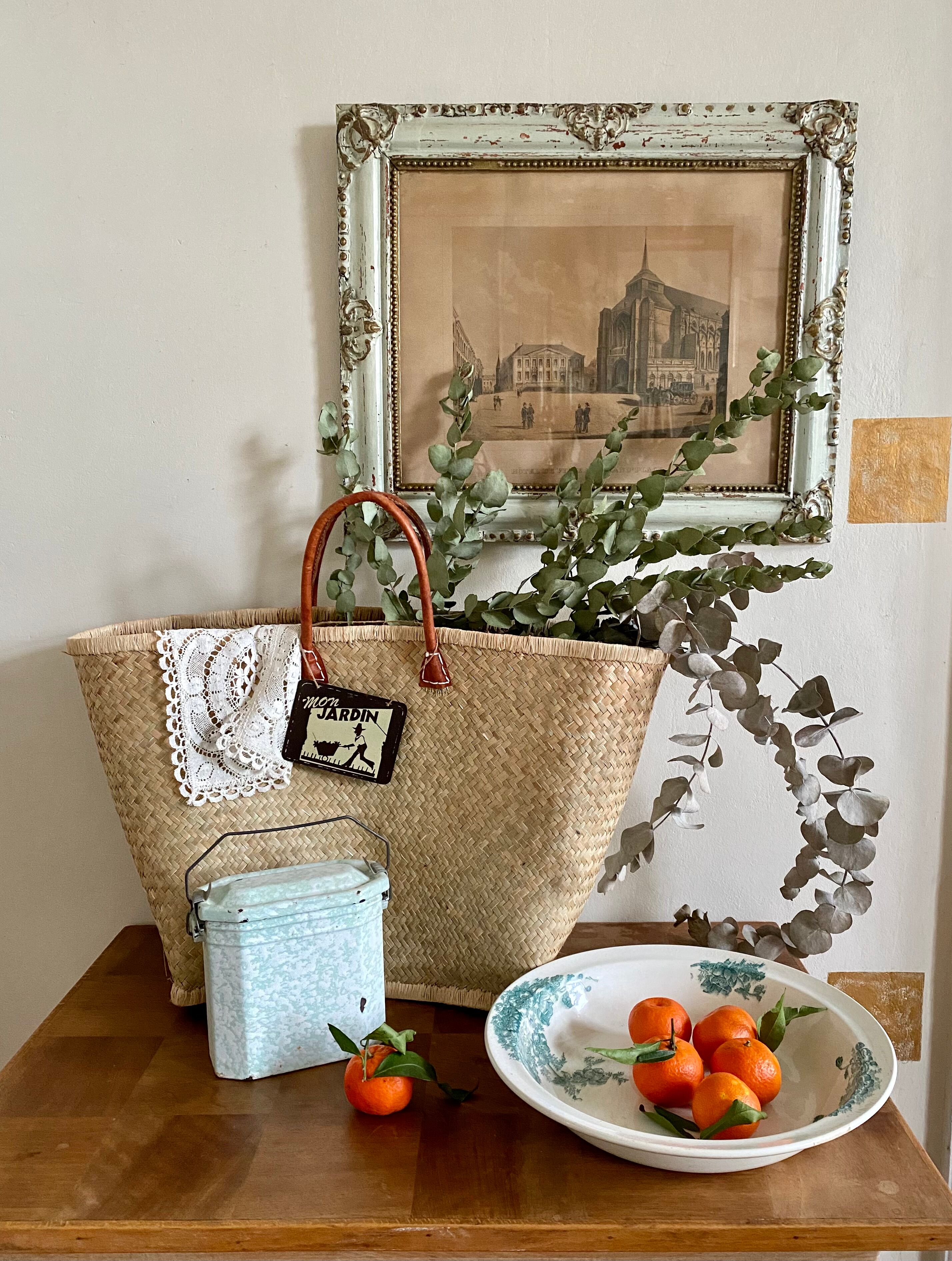 Round dish signed Bertrand Bordeaux model Anémone