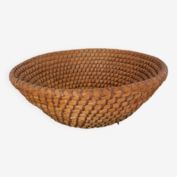 Woven straw basket