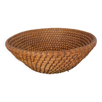 Woven straw basket