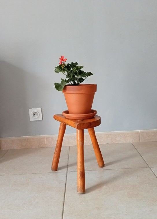 Tripod stool in solid wood years 40/50