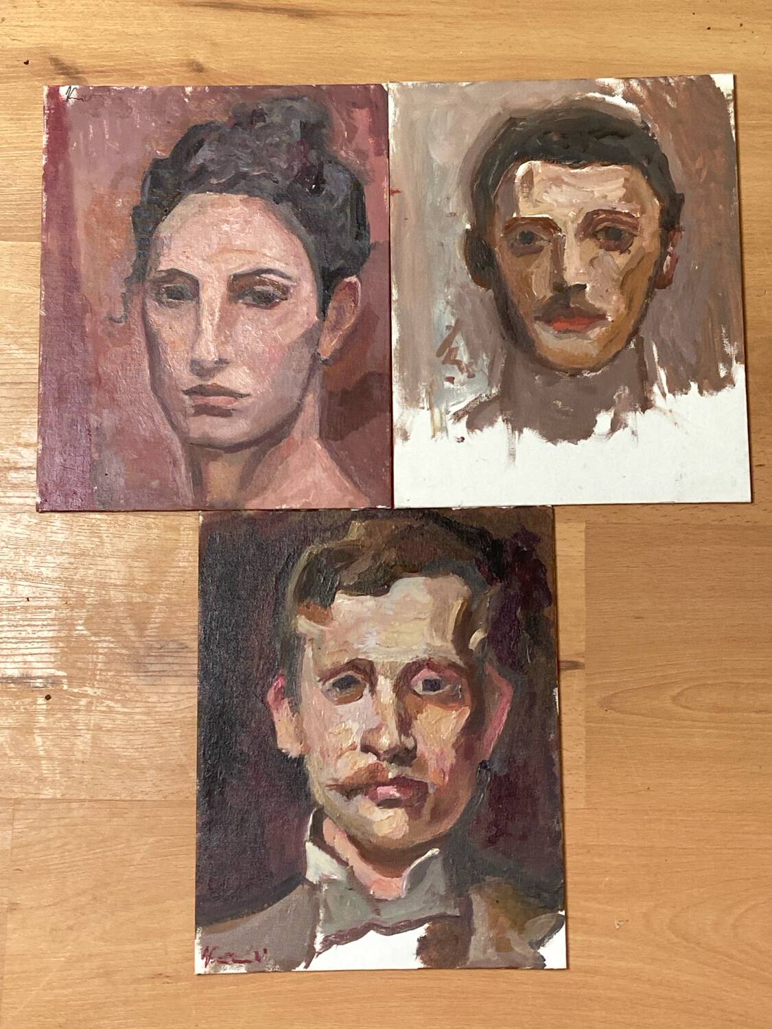 Lot of three portraits – Oils on canvas on cardboard – 20th century