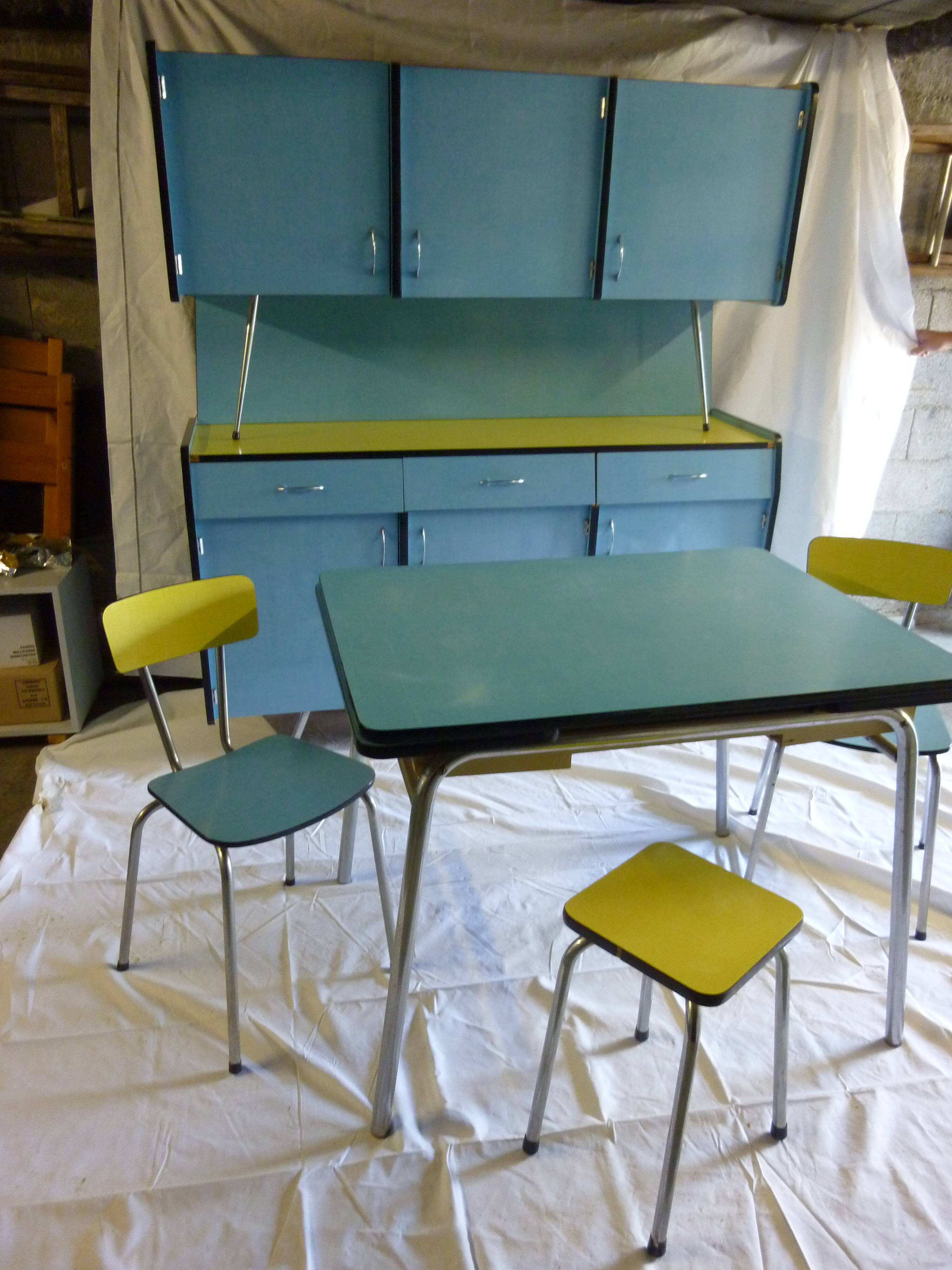 Buffet in blue and yellow formica