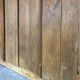 Ancienne porte en bois avec son encadrement