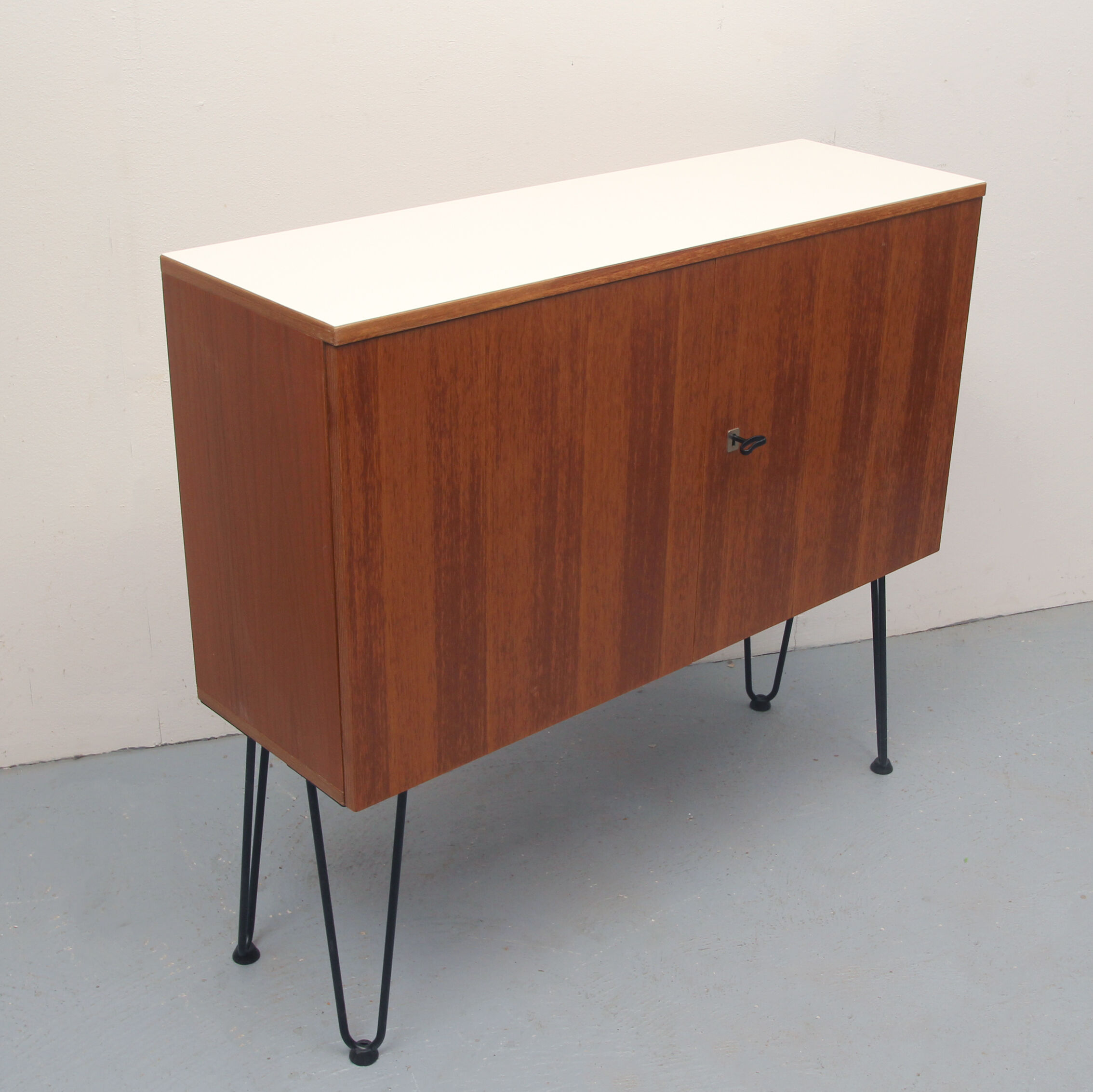 Buffet des années 1960 en teck et formica avec pattes en épingle à cheveux